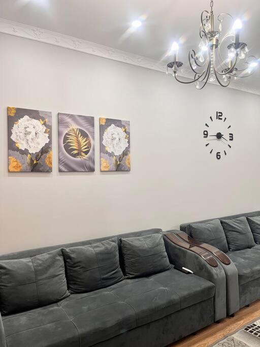 2-Х Комнатная В Золотом Квадрате Lejlighed Almaty Eksteriør billede